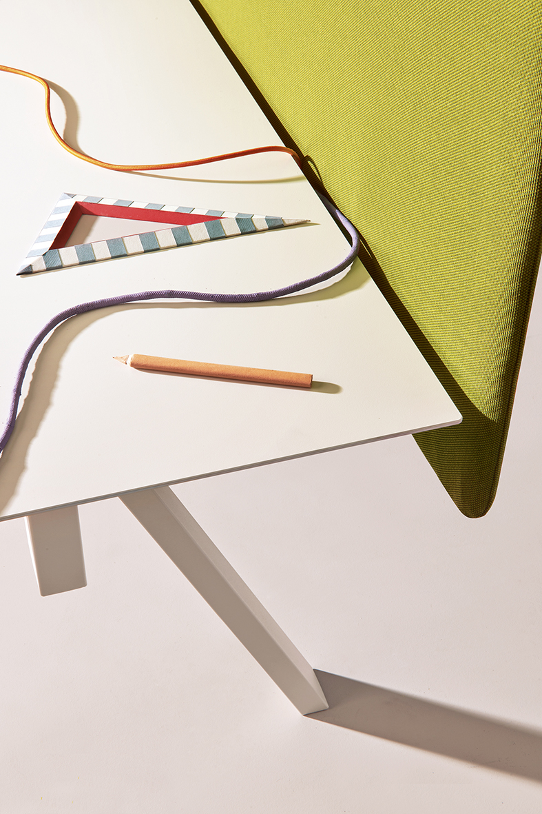 Arki Table Adj Desk ambientata 20202 low