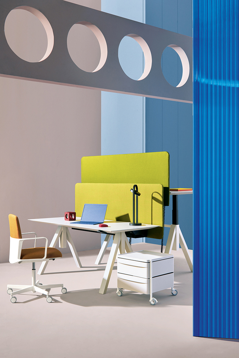 Arki Table Adj Desk ambientata 20203 low