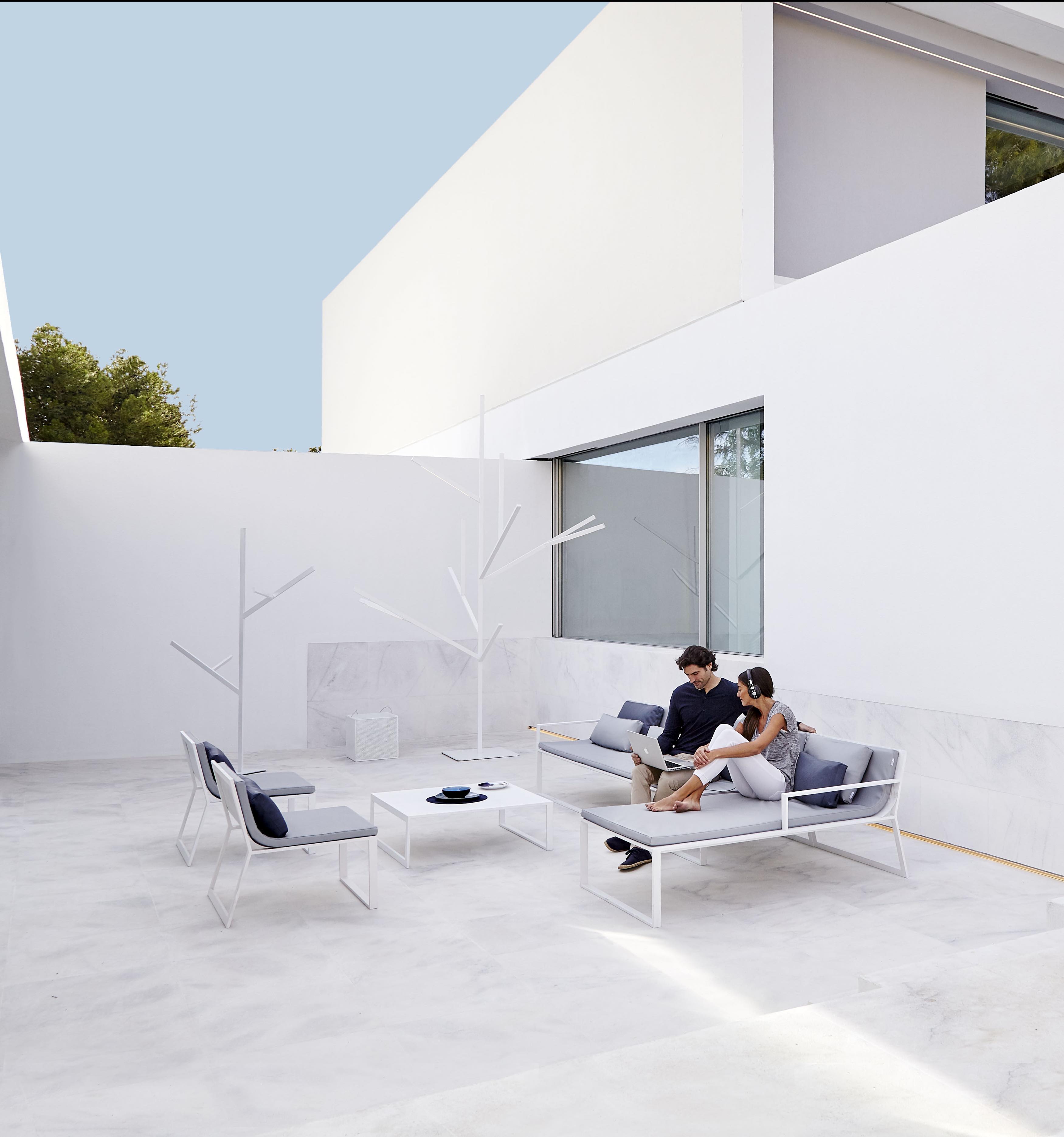 blau club chair white 1