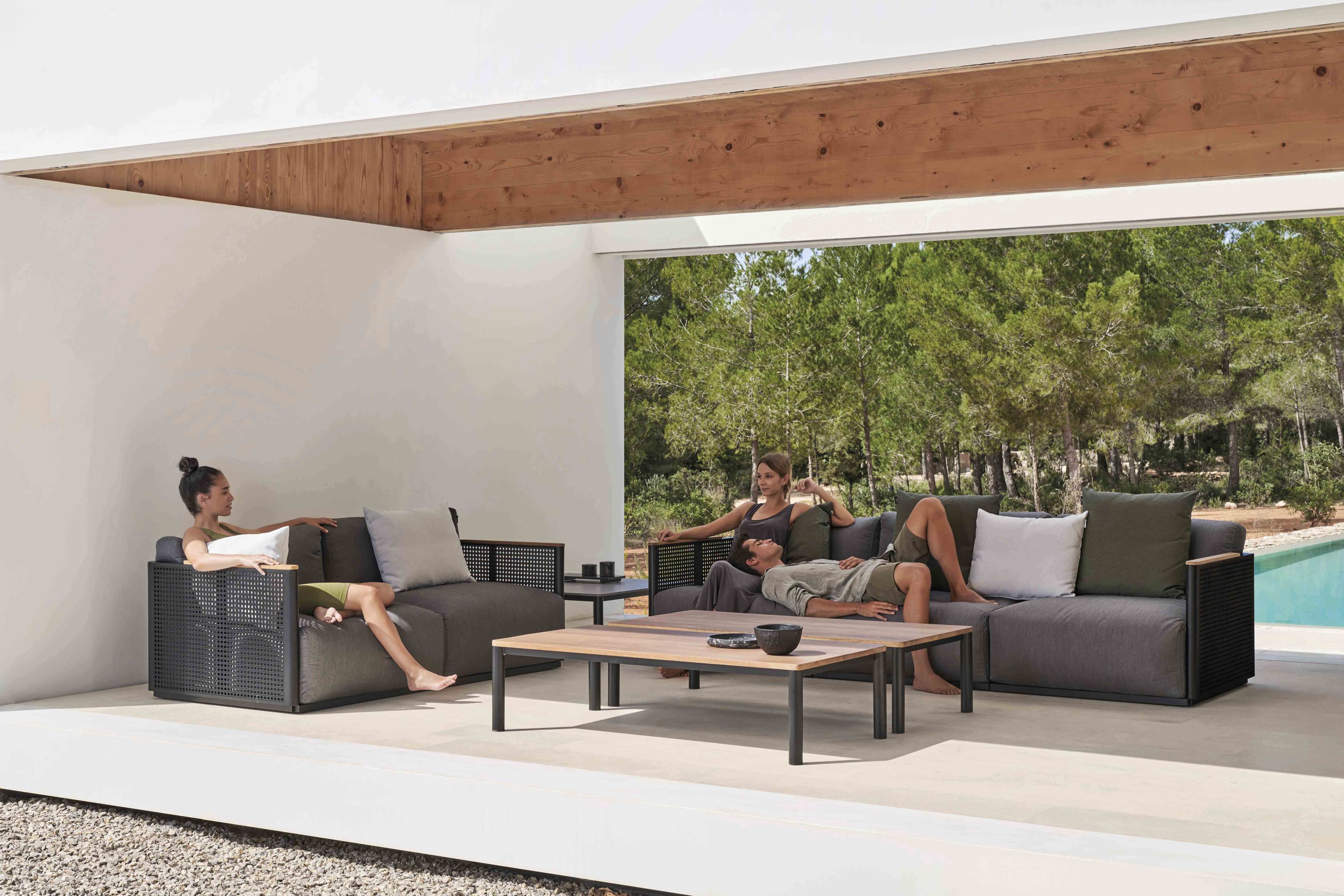 bosc composition sectionals black with model