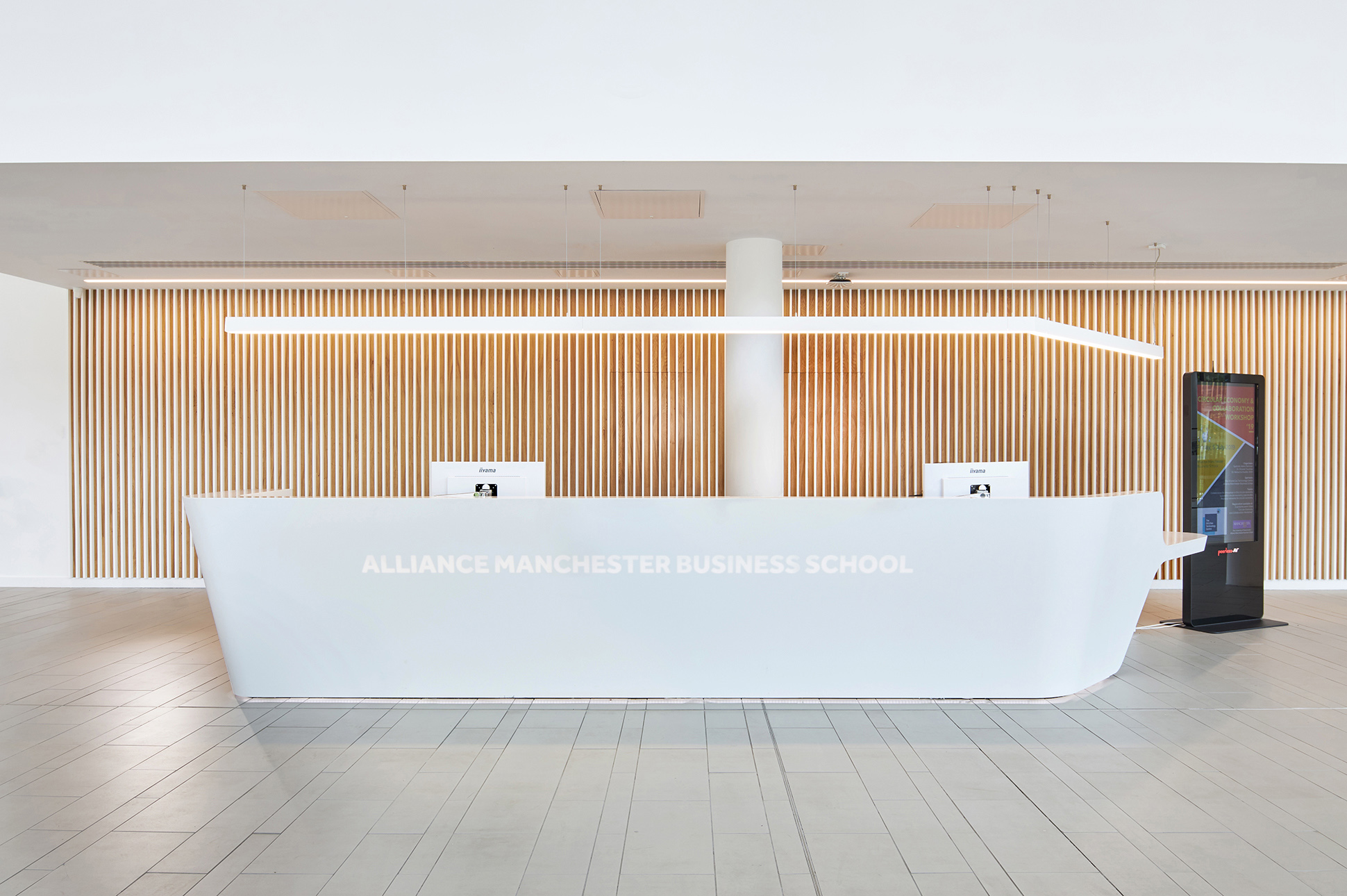 Alliance Manchester Business School Mono modular reception desk Isomi
