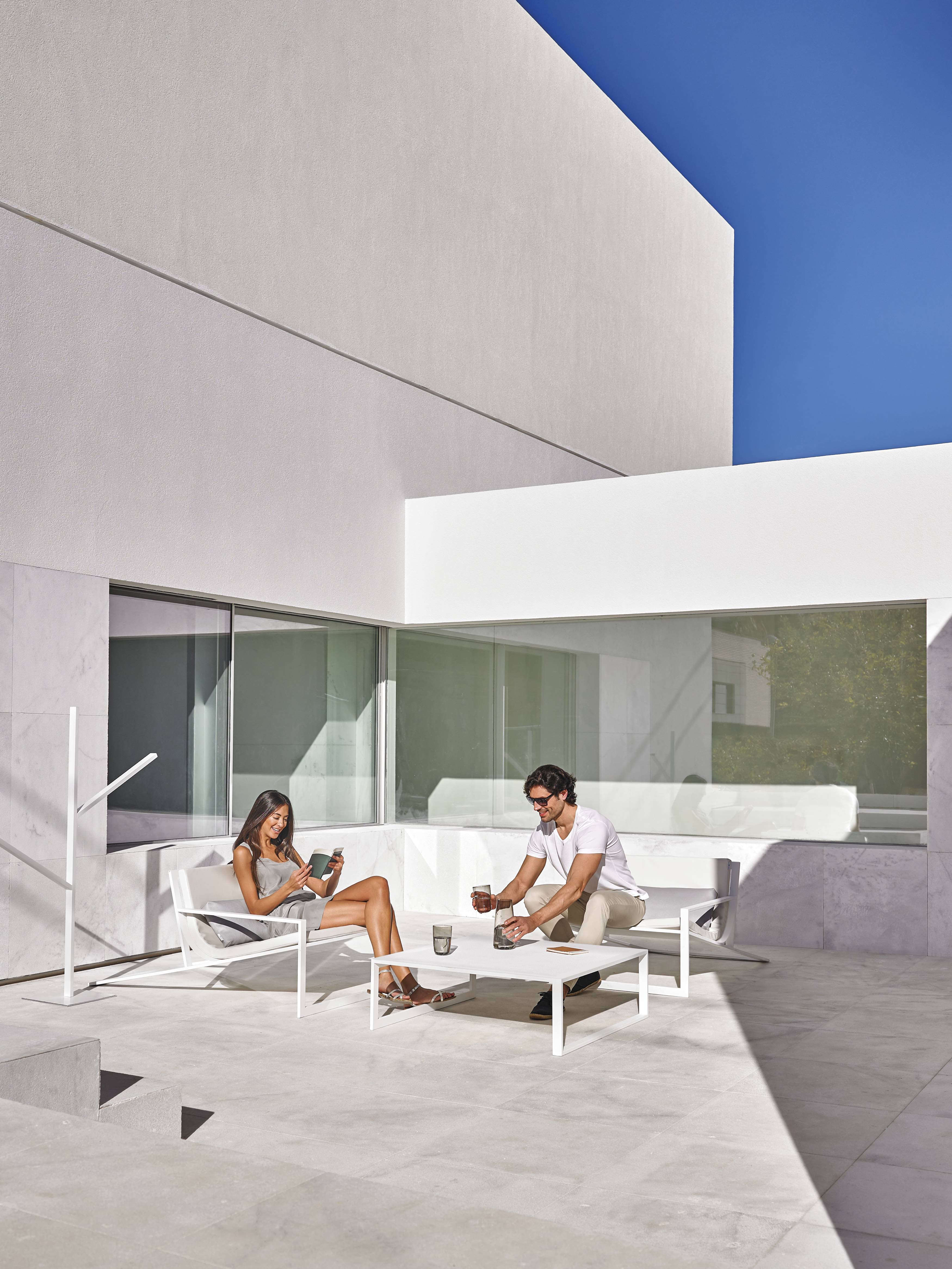 blau singular lounge chair white 1